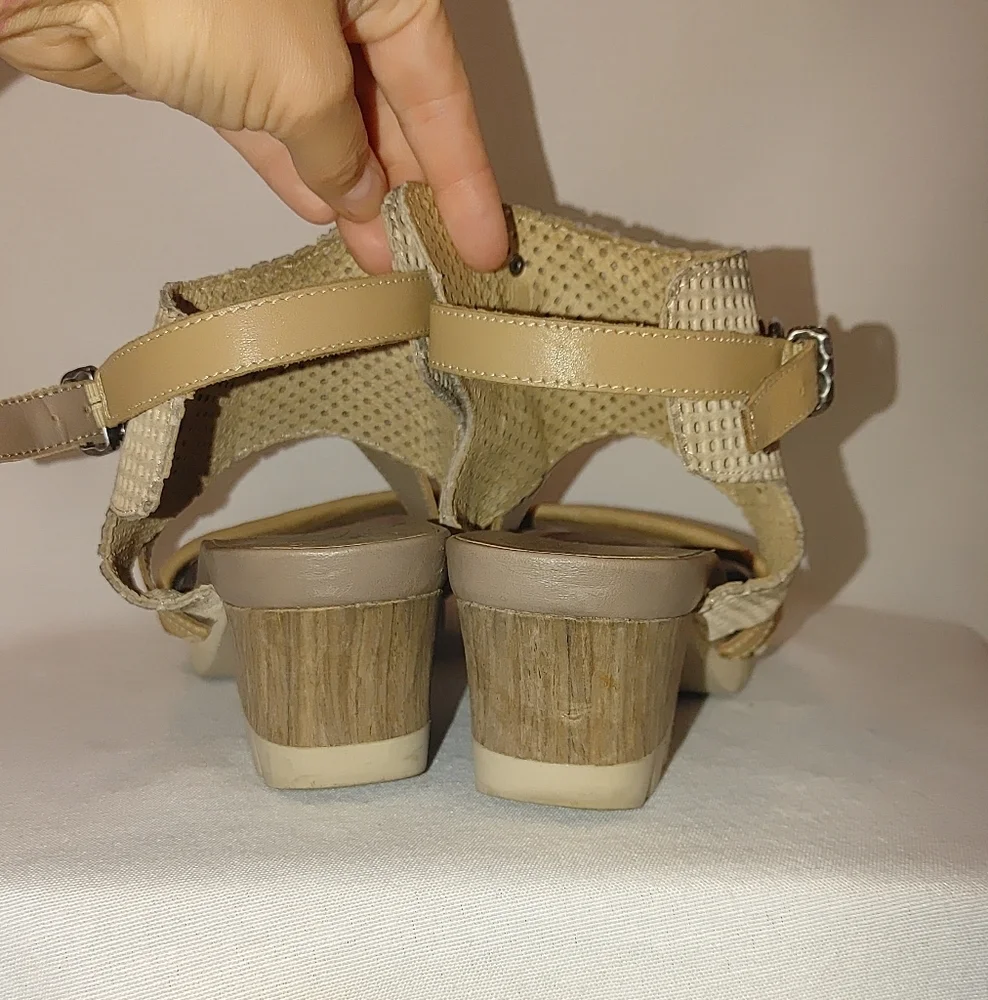 OTBT Take Off Perforated Tan Cream  Leather Chunky Heeled Sandals Comfort Size 8